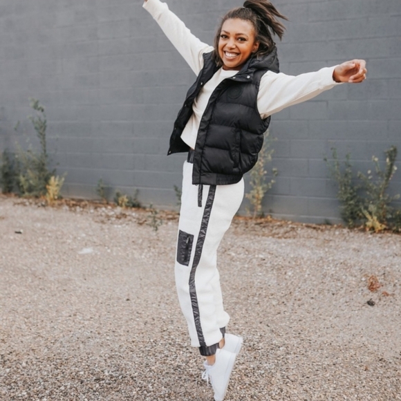 Fabletics Alaska Fleece Jogger Tusk/Black XS - Picture 4 of 14